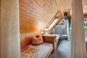 una camera da letto con un grande soffitto in legno e 2 letti di Ferienwohnung Steinebrunner a Todtnau
