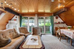 un soggiorno con un divano e un tavolo di Ferienwohnung Steinebrunner a Todtnau