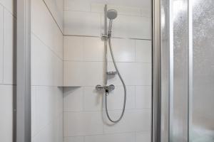 una doccia con soffione in un bagno di Ferienwohnung Steinebrunner a Todtnau Altre 23 foto