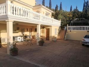 Roca Penthouse في إِستيبونا: منزل كبير مع شرفة وفناء