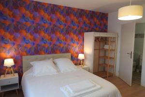 een slaapkamer met een blauwe en oranje muur en een bed bij Gite de la forge in Bettaincourt-sur-Rognon