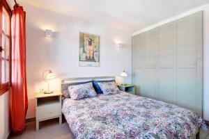 En eller flere senge i et værelse på Tenerife South Apartament + 18 billeder