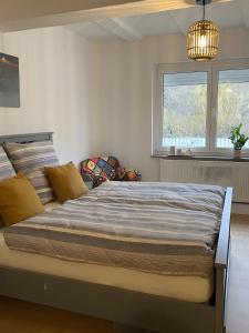 Un dormitorio con una cama grande en una habitación. en Apartment Fulda-Ufer, en Melsungen