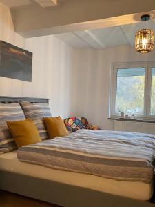 una cama grande en una habitación con ventana en Apartment Fulda-Ufer, en Melsungen