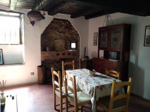 Ca' Rionda - Antica Casa Rurale في Osiglia: غرفة طعام مع طاولة وفرن حجري +18 صورة
