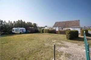 une maison avec une camionnette garée dans une cour dans l'établissement Ferienhaus Am Darß - Kogge, à Pruchten