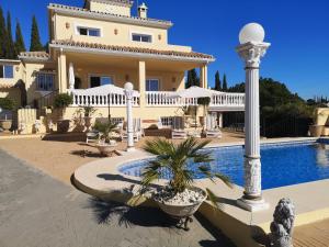 una villa con piscina e una casa di Villa Roca a Estepona