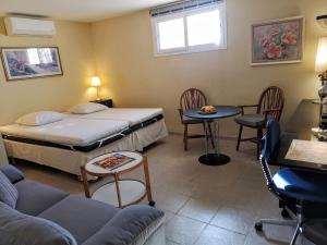 una camera con due letti, un tavolo e un divano di Villa Roca a Estepona Altre 17 foto