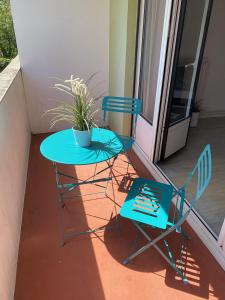 een tafel en twee stoelen op een balkon bij Grand Studio avec loggia in Thorigny-sur-Marne