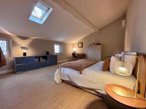une chambre avec un lit et une table dedans dans l'établissement Merci Papa Merci Maman, à Maussane-les-Alpilles 31 autres photos