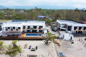una vista aérea de un edificio con piscina en Aberry Shore Resort La Union Hotel, 