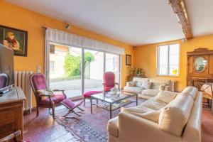 een woonkamer met een bank en een tafel bij Les oiseaux in Louvemont