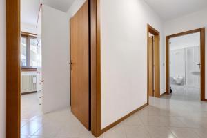 un corridoio con due porte scorrevoli e un bagno di Appartamento Cuore di Comano a Comano Terme Altre 25 foto