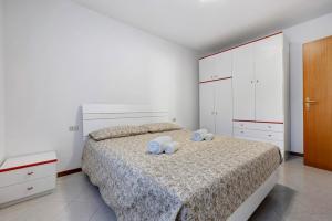 una camera da letto con un letto con due cuscini sopra di Appartamento Cuore di Comano a Comano Terme