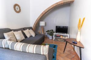 a living room with a couch and a tv at Casa Oceano-Ave do Mar in Raposeira