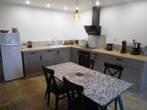 Kuchyň nebo kuchyňský kout v ubytování La maison de lave