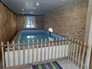 Bazén v ubytování Le brillant nebo v jeho okolí