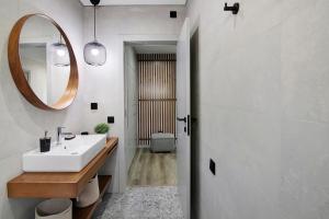 ein Badezimmer mit Waschbecken und Spiegel in der Unterkunft Casa das Amendoeiras in Pechão + 22 Fotos