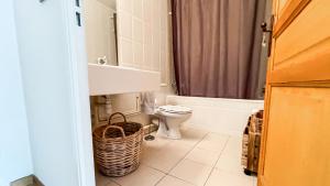 um banheiro com vaso sanitário e pia em Loft Serenitat Montana Park em Enveitg mais 13 fotografias