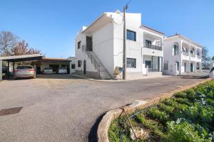 ein Haus mit einem in einer Einfahrt geparkten Auto in der Unterkunft Casa das Amendoeiras in Pechão