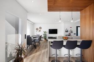 eine Küche und ein Wohnzimmer mit Tisch und Stühlen in der Unterkunft Casa das Amendoeiras in Pechão