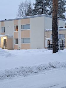 een gebouw met sneeuw ervoor bij Warm Nest in Rovaniemi
