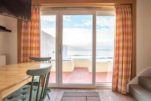 uma sala de jantar com vista para o oceano em Rockhopper Cottage Lower Largo em Lower Largo