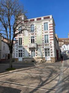 ein Gebäude am Straßenrand in der Unterkunft Lys in Bourbonne-les-Bains