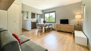 uma sala de estar com um sofá e uma mesa em El Refugio Sujadaro em Osséja