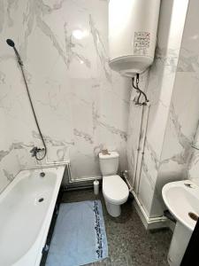 een badkamer met toilet, bad en wastafel bij Hotel HEADWAY in Kiev +19 foto's