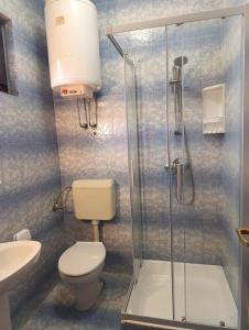 Et badeværelse på Apartments Ljilja