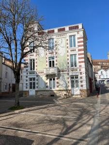 ein Gebäude am Straßenrand in der Unterkunft Villa saint hubert in Bourbonne-les-Bains