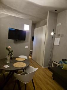 Μια τηλεόραση ή/και κέντρο ψυχαγωγίας στο RiDi Home 466- Suite