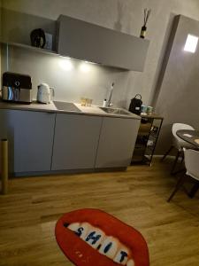 Η κουζίνα ή μικρή κουζίνα στο RiDi Home 466- Suite
