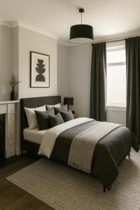 En eller flere senge i et værelse på 3BR Sleeps 6 Free Parking Near Glasgow City Centre