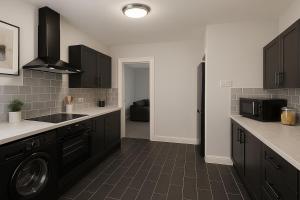 Køkken eller tekøkken på 3BR Sleeps 6 Free Parking Near Glasgow City Centre
