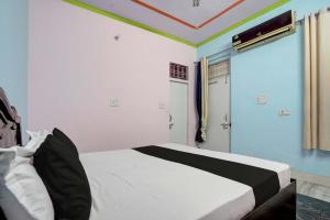 Postel nebo postele na pokoji v ubytování Hotel O RED ROSE HOTEL