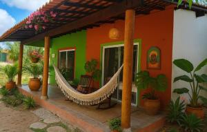 Pousada Pura Vida في باريرينهاس: منزل أمامه أرجوحة