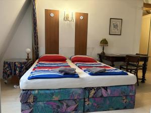 een bed in een kamer met een tafel en een tafel sidx sidx bij Excellent Location in Bratislava