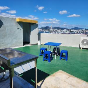 Imagine din galeria proprietății Busan Style, Busan Yeongdo, Full Ocean View, Rooftop Camping Sensation, Remodeling, Beam Projector, Parking Support,3 Rooms în Busan +62 fotografii