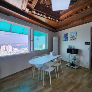 Un televizor și/sau centru de divertisment la Busan Style, Busan Yeongdo, Full Ocean View, Rooftop Camping Sensation, Remodeling, Beam Projector, Parking Support,3 Rooms