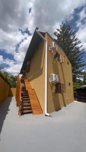 un edificio con scale nella neve di fronte di Taruca Apart a Ciudad Evita