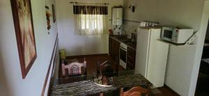 una piccola cucina con frigorifero e forno a microonde di La Cañada a Colón 1 altra foto