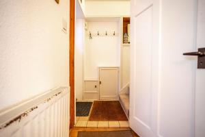 een hal met een deur naar een kamer bij West End No 18 - St Monans in Saint Monance