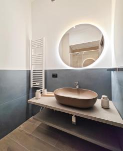 un baño con lavabo y espejo en Tenuta San Nicola, en Campobasso