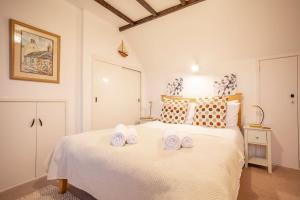 een slaapkamer met een wit bed met handdoeken erop bij West End No 18 - St Monans in Saint Monance