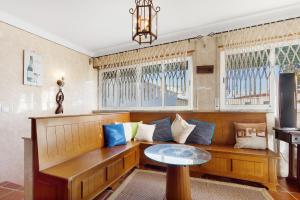 een woonkamer met een bank en een tafel bij Casa Campo e Mar in Azenhas