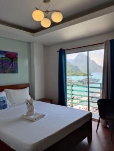 爱妮岛水上旅行山林小屋的一间带床的卧室，可欣赏海景