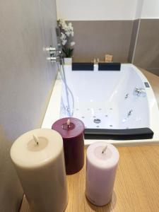 Baño con 2 velas frente a la bañera en Tenuta San Nicola, en Campobasso
