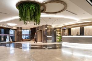 a lobby with a plant hanging from the ceiling at 雋格大飯店 Elence Hotel in Taichung